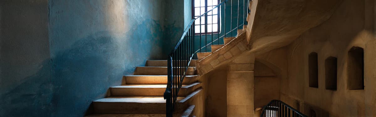 Kameno stepenište koje vodi naviše — simbolizuje put koji zahteva strpljenje