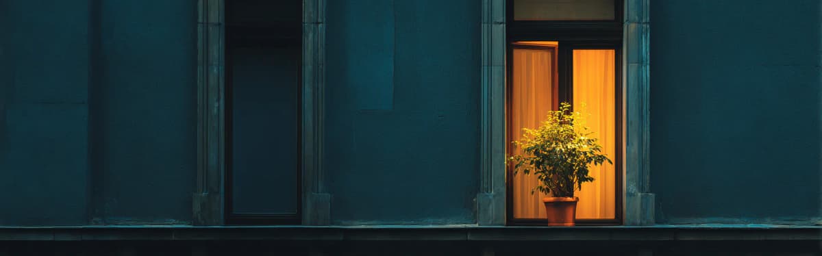 Osvetljen prozor u sumrak — simbol nade i sigurnosti