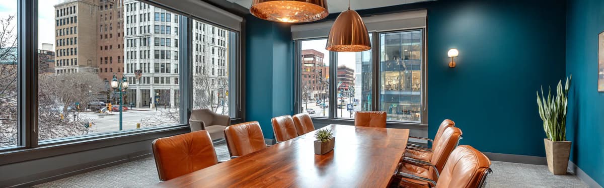 Profesionalan i topao prostor za sastanke — povezivanje sa advokatom